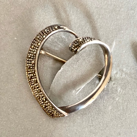 .925 SILVER HEART PIN MARCASITE ENCRUSTED OPEN RIBBON HEART STERLING VINTAGE - Picture 2 of 3